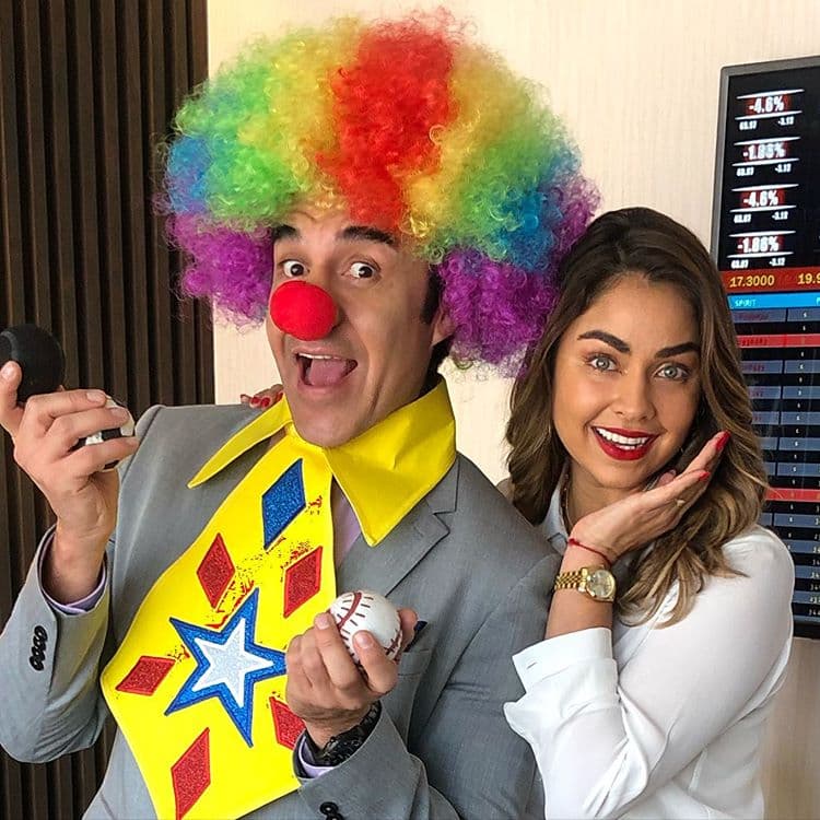 Antes de ser famoso, el actor trabajó como payasito en fiestas infantiles, el actor recordó en entrevista exclusiva con Las Estrellas que uno de los momentos más bochornosos que vivió fue cuando: “un día iba de camino a un soy y me caí en una coladera, así me fui a trabajar ese día oliendo feo”.