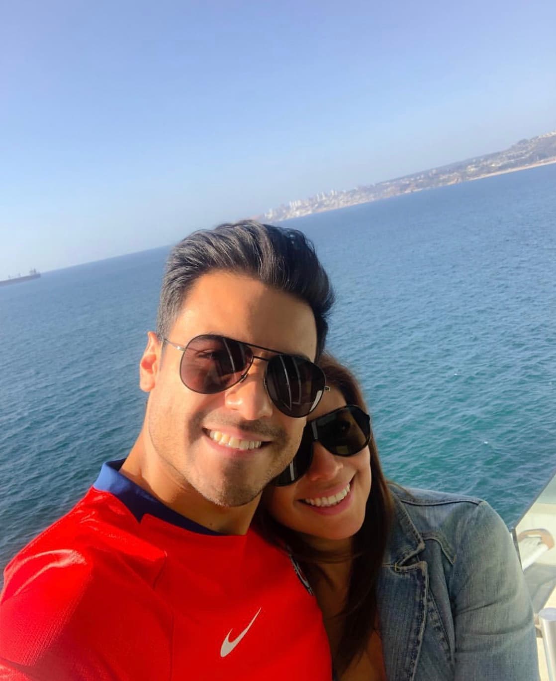 Carlos Rivera ha hablado en varias ocasiones de la estrecha relación que tiene con su hermana Norma. Sin embargo, poco se ha documentado de quién se trata y del gran parecido que guarda con ella. A continuación, te la presentamos.