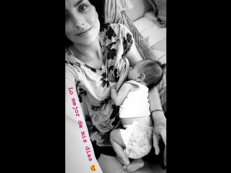 La actriz Aislinn Derbez presumió cómo amamanta a su hija Kailani