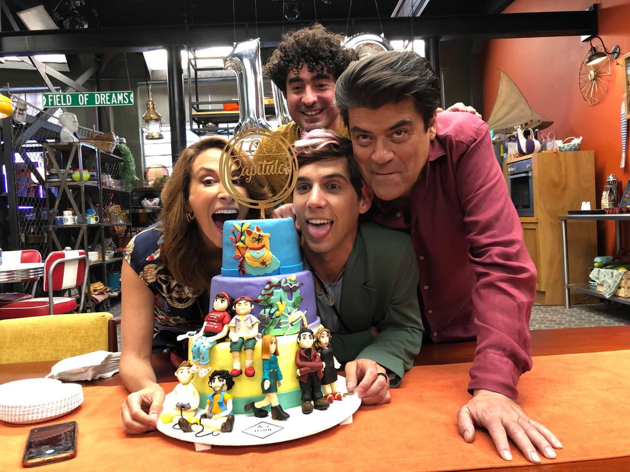El elenco base de '40 y 20' celebró esta llegada a la grabación del capítulo 100 este miércoles 25 de agosto del 2021.