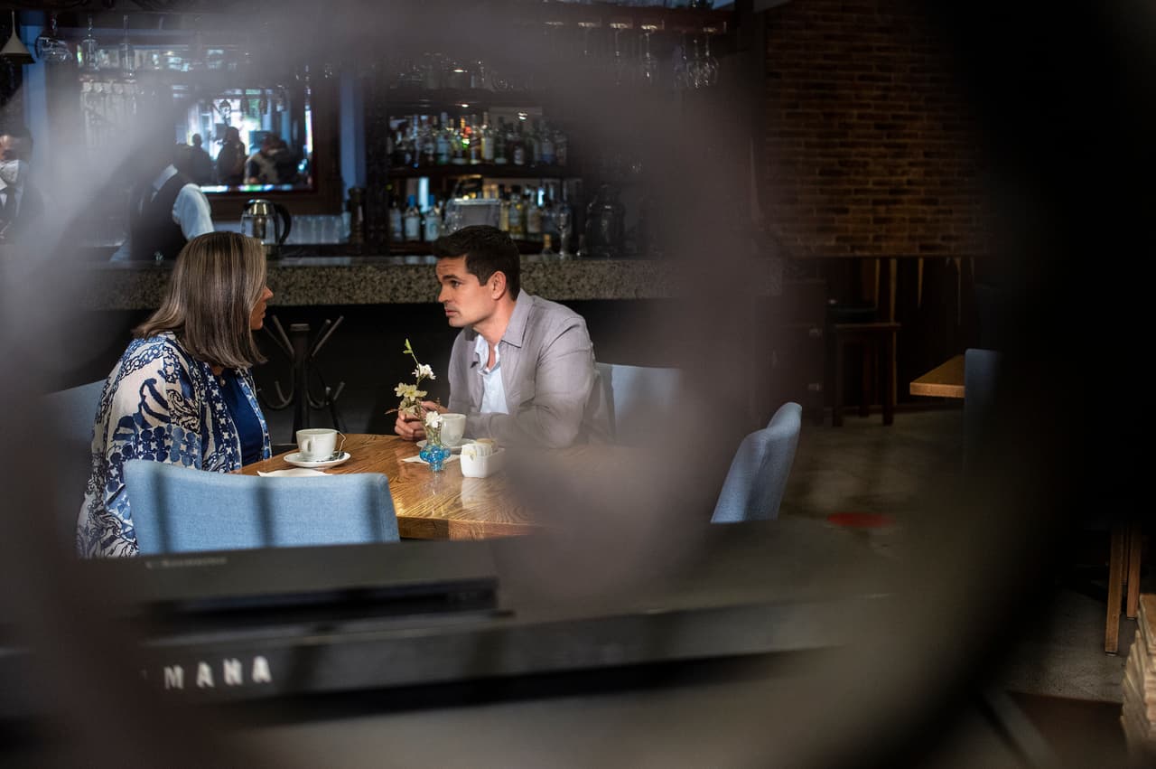 En "Vencer el Pasado", 'Brenda' cita a 'Javier' para decirle que ha aceptado heredarle en vida para que pueda regresar a Biogenelab.