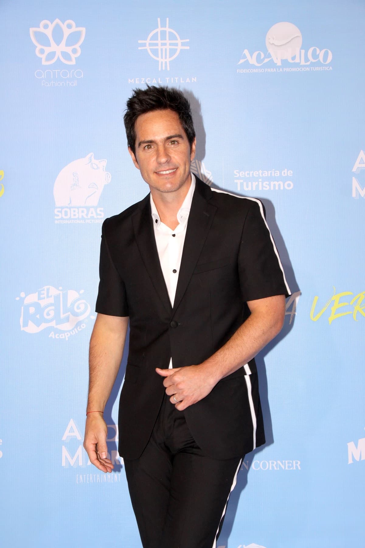Mauricio Ochmann posa con sus dos hijas en portada ¿qué tanto se parecen?