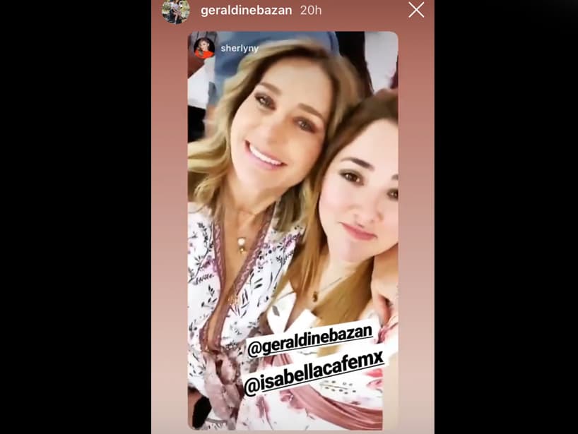 La actriz aprovechó su visita al café para pasar un buen rato con Sherlyn, quien está disfrutando al máximo su embarazo. “Por fin pude venir, te extraño, mucho éxito, miren esa belleza de pancita, además venimos a celebrar el cumpleaños de las criaturas”, dijo en un clip mientras no deja de abrazar a su amiga.