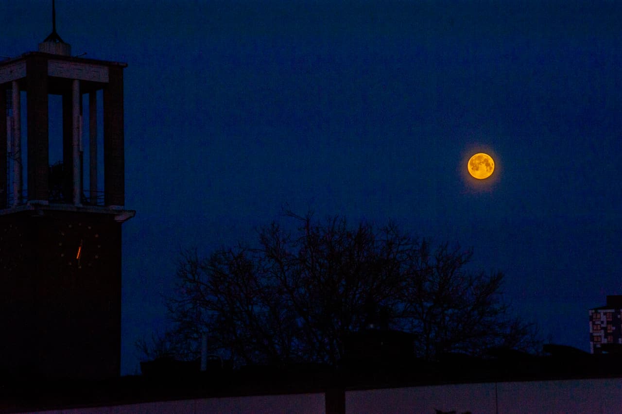7 de abril, Nimega. La luna llena de abril, también conocida como la luna rosa. La luna en sí no se veía rosa, pero puede parecer más dorada a medida que se eleva sobre el horizonte.