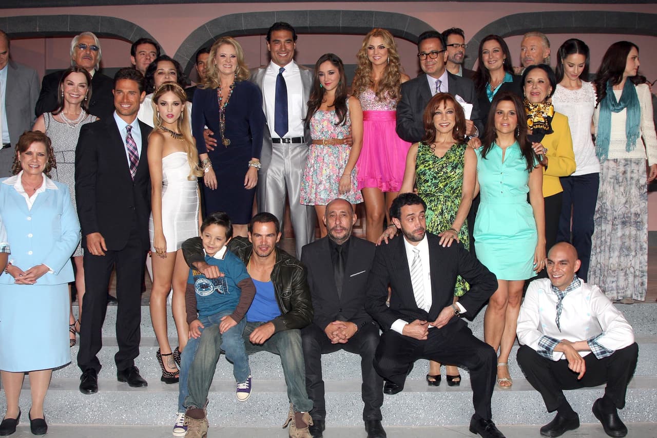 Finalmente, y tras varias pruebas a foro cerrado para determinar al elenco principal, 'Amores Verdaderos' fue estrenada en 2012, consiguiendo una gran aceptación por parte del público que quedó cautivado ante la gran química de sus protagonistas.