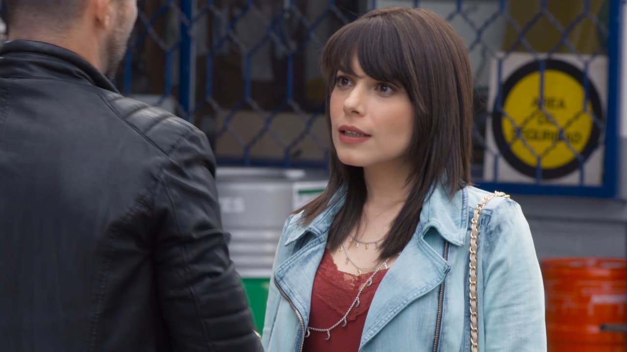 Mientras tanto, ‘Gina’ (Danny Perea), la novia de ‘Pedro’, comienza a sentir celos por la situación que está viviendo su novio.