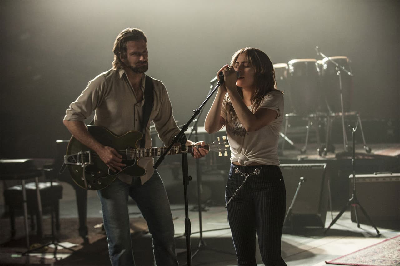 Lady Gaga y Bradley Cooper están tan enamorados que hasta cantan juntos