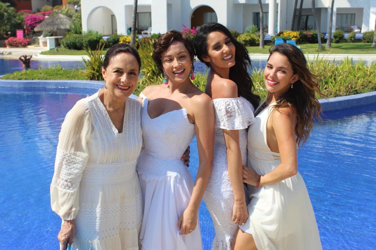 Luego de publicar esta foto, a Juan Osorio le llovieron cientos de comentarios, pues los usuarios morían de ganas por saber si las imágenes eran de la boda de 'Daniela', personaje interpretado por Laura Vignatti.