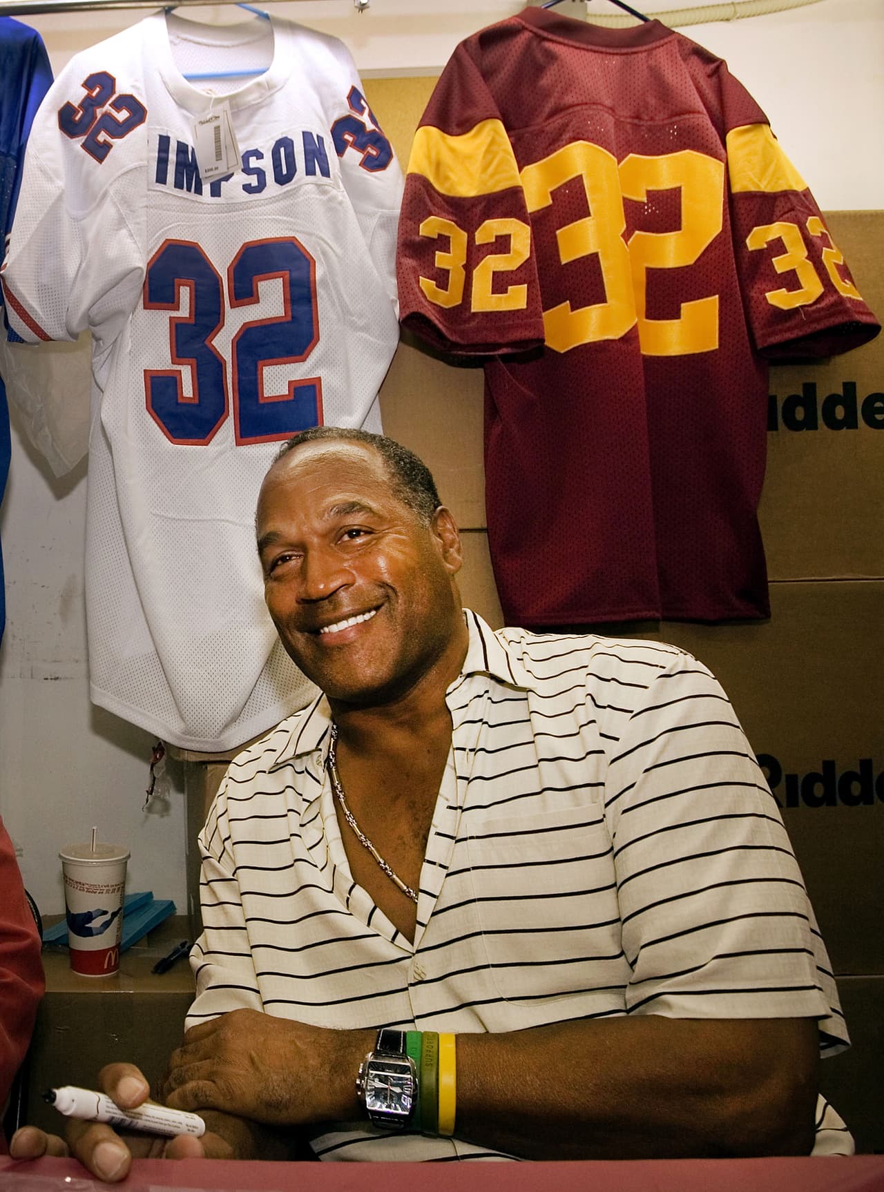 El deportista O.J. Simpson fue a juicio por el asesinato de su exesposa Nicole Brown y su amigo Ronald Goldman. Según Univisión, el jugador de futbol americano fue obligado a pagar 33.5 millones de dólares por daños.