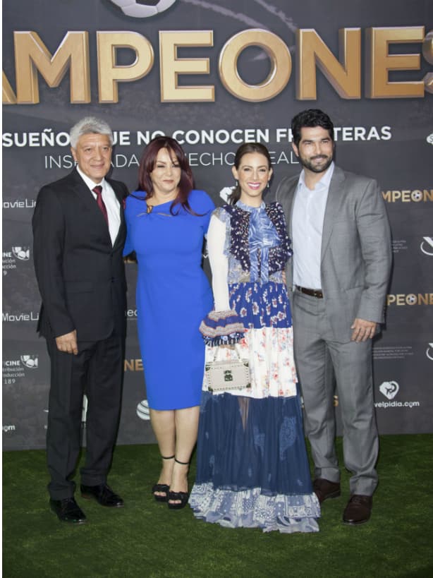 La directora Lourdes Deschamps junto a su esposo Jesús Ramírez y los protagonistas de la cinta.
