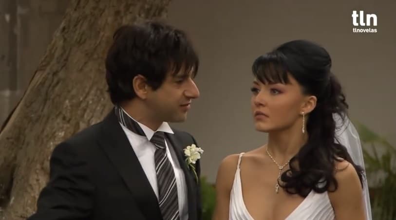 En la telenovela ‘Alma de Hierro’, de 2008, Angelique dio vida a ‘Sandy’ una joven que piensa en perder a su bebé, pero entre lágrimas decide casarse con ‘Ari’ (Miguel Rodarte).