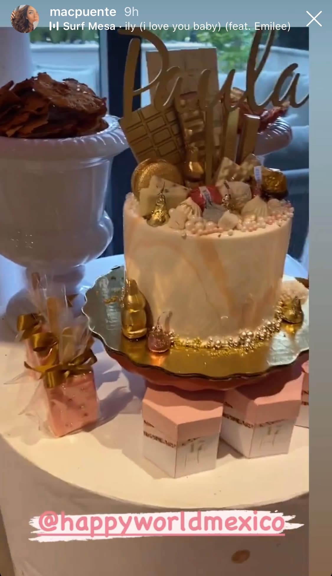 Además del pastel, la decoración del evento contó con varios detalles en tonalidades doradas y rosadas.