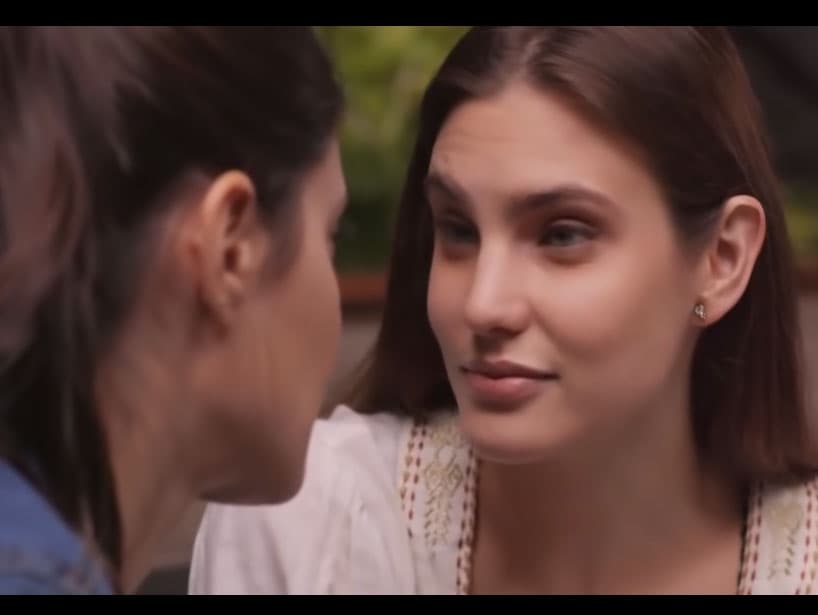 “¿Sabes cuál es el problema contigo? No puedo parar de pensar en ti, es como un disco rayado”, comentó ‘Valentina’ a su amada, quien pasaba por la misma situación. Finalmente, admiten su amor.