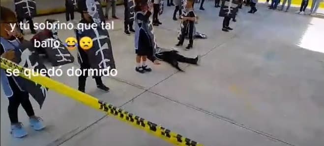 Niño que queda dormida en pleno bailable de Día de Muertos.