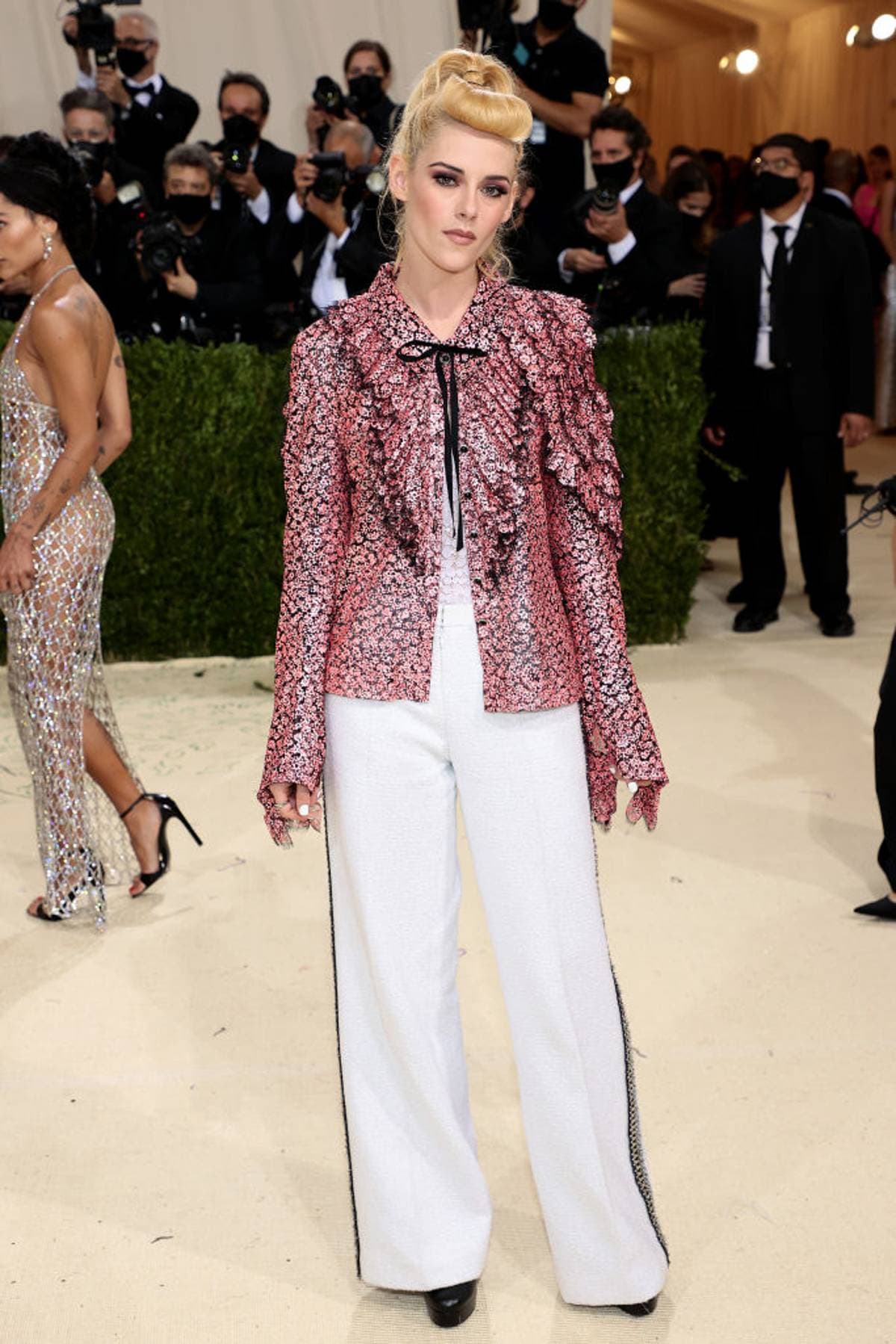 Fiel a su estilo, Kristen Stewart desfiló por la red carpet luciendo un conjunto de Chanel.