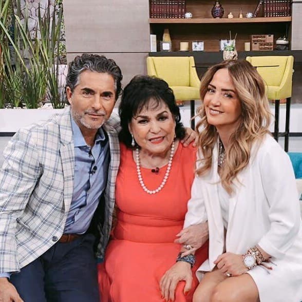 Después de casi 20 años, Andrea Legarreta sigue siendo una de las conductoras principales del 'Programa 'HOY', junto a Raúl Araiza, Jorge "el burro" Van Rankin, Galilea Montijo y Mauricio Mancera.