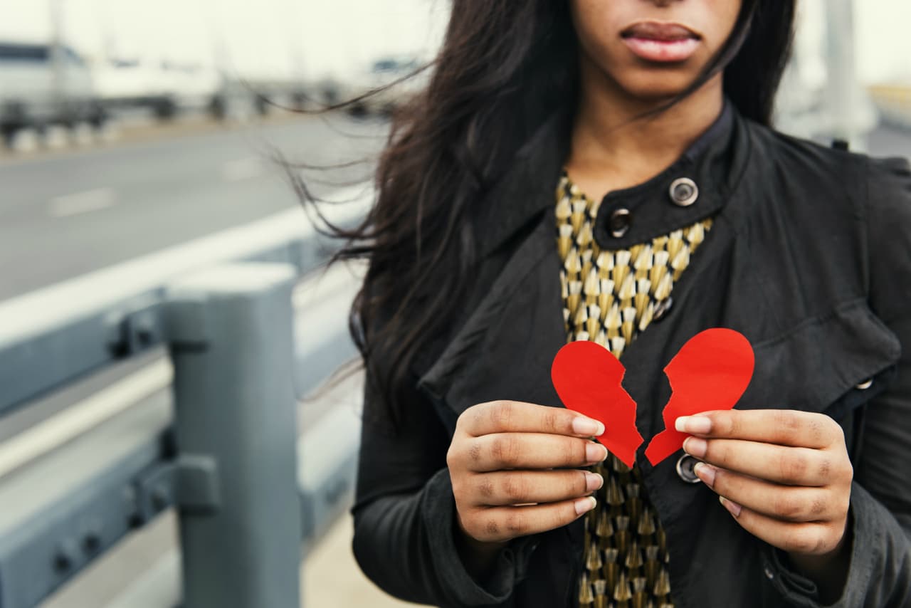 Corazón roto: No pierdas tiempo idealizando a una persona que cure tus heridas que quizá nunca llegue. ¡Sana el corazón tú mism@!