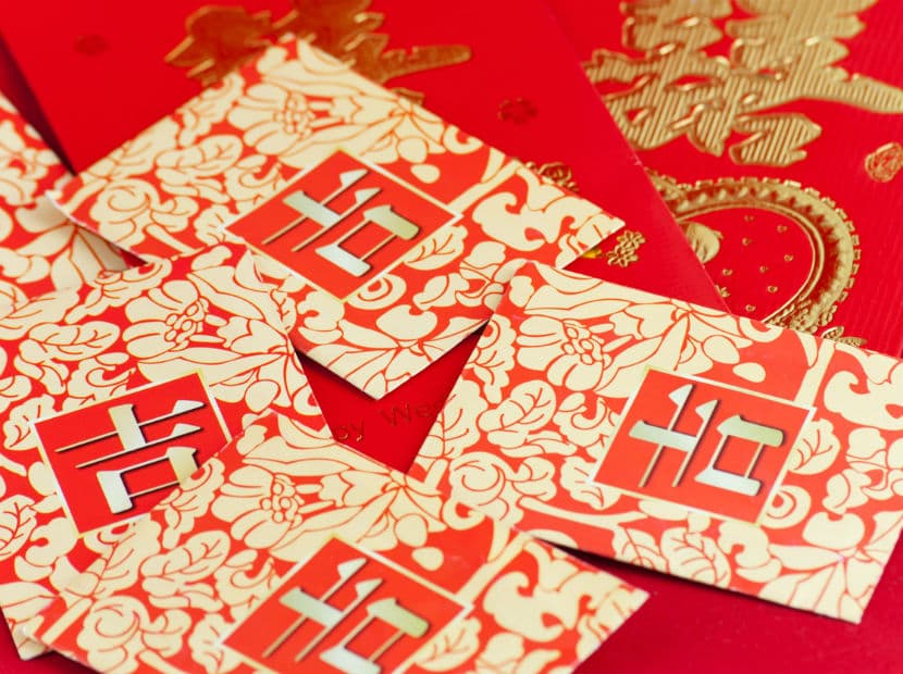 El sobre rojo, decorado con símbolos de buena fortuna y prosperidad, es ideal para llevarlo en tu cartera o ponerlo en el sector sureste de tu casa u oficina. Coloca una moneda china en él.