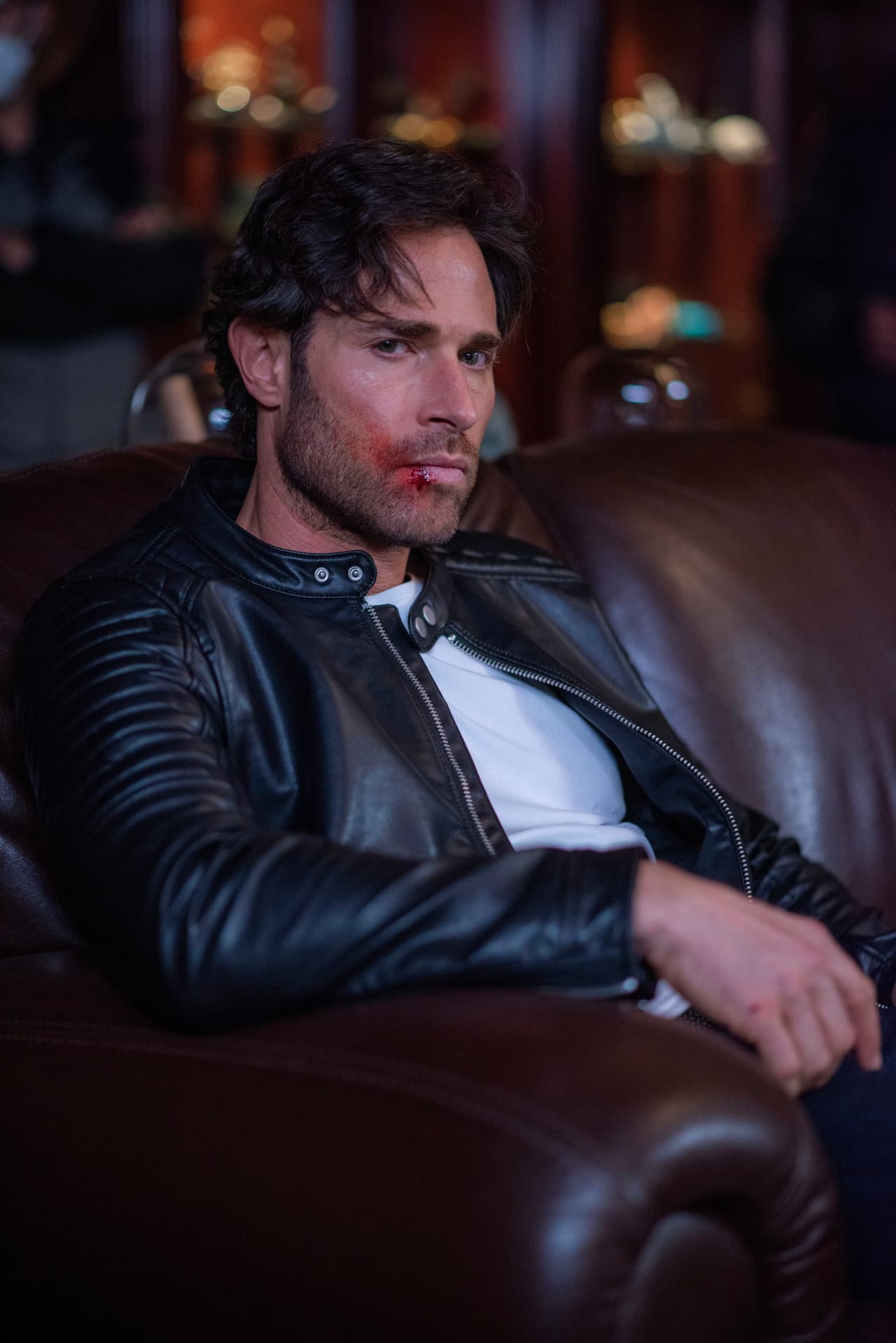 Sebastián Rulli posa y muestra un golpe luego de pelearse en pantalla con 'Don Alberto' interpretado por el actor Guillermo García Cantú.