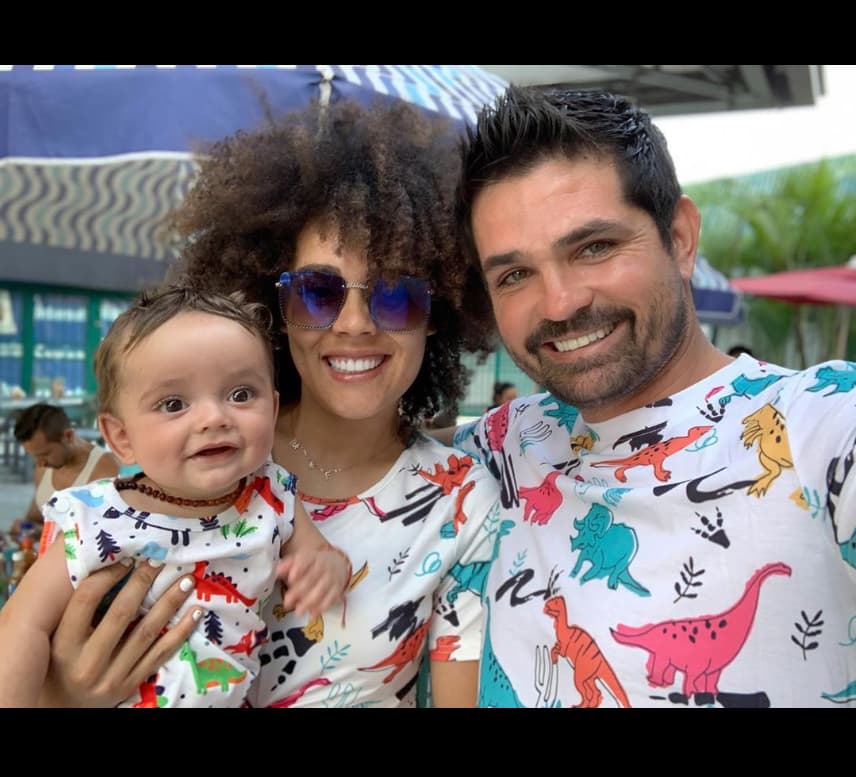 Dante y Tadeo, los mellizos de Ferdinando Valencia y Brenda Kellerman, nacieron el pasado 24 de abril en Coral Springs, Florida. Lamentablemente, Dante contrajo meningitis y falleció en agosto pasado. Tras pasar por un periodo de duelo, el actor y su pareja se han dedicado por completo a cuidar al pequeño Tadeo, quien aparece constantemente en sus redes sociales.