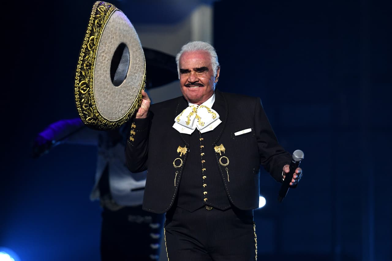 Difunden video en el que presuntamente Vicente Fernández toca el pecho de una fan