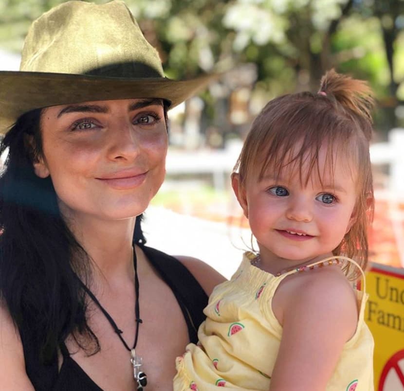 Aislinn Derbez debutó como mamá el 25 de febrero de 2018 con la llegada de su hija Kailani, fruto de su relación con Mauricio Ochmann. A partir del nacimiento de su primogénita, la actriz ha compartido más detalles de su vida en las redes, destacando que hace unos días dejó de amamantar a la niña.
