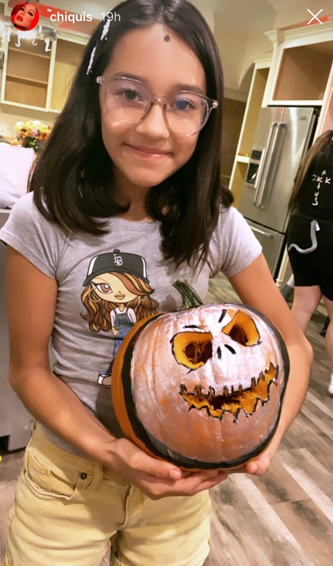 Por su parte, en sus historias, dejó ver el resultado de la actividad que llevó a cabo con los niños, en la que decoraron a su gusto las clásicas calabazas.