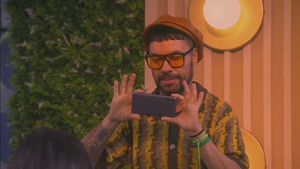 Shiky sorprende a los habitantes al empezar a tomar fotos con un celular: ¿cómo lo obtuvo?