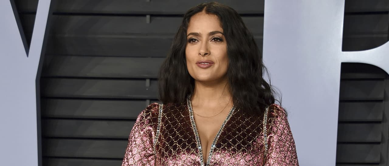 Salma Hayek resalta su cintura con elegante vestido