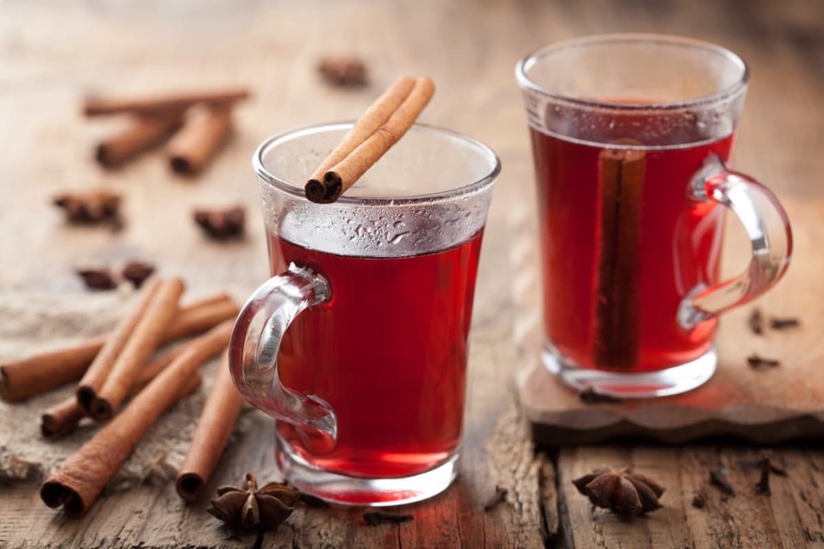 El té de canela tiene muchos beneficios, entre ellos ayuda a bajar de peso