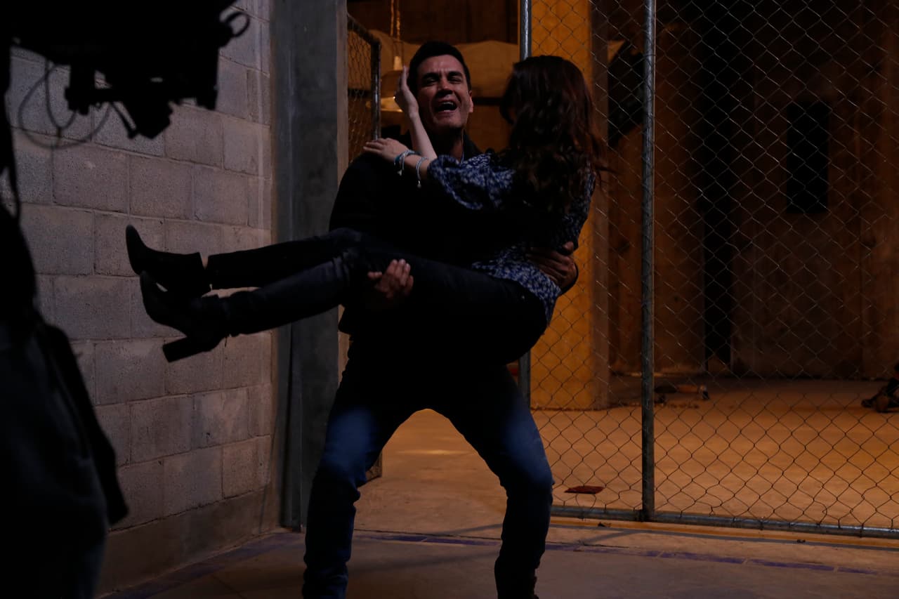 'Alvaro' es herido en el hombro. Aquí David Zepeda y Claudia Álvarez grabando la impactante escena.