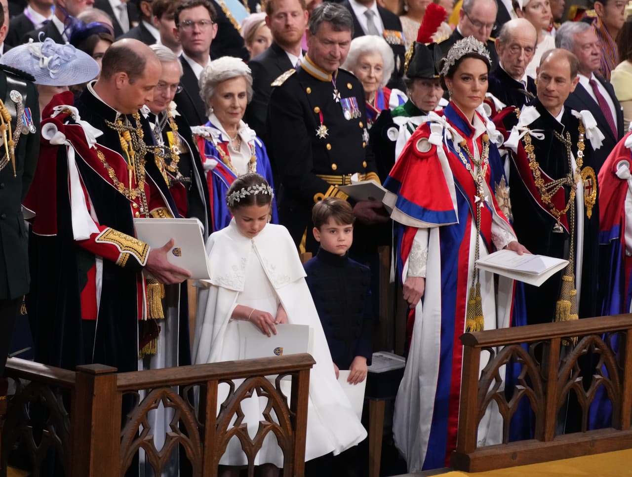 Harry estuvo en la coronación pero alejado de la familia real.