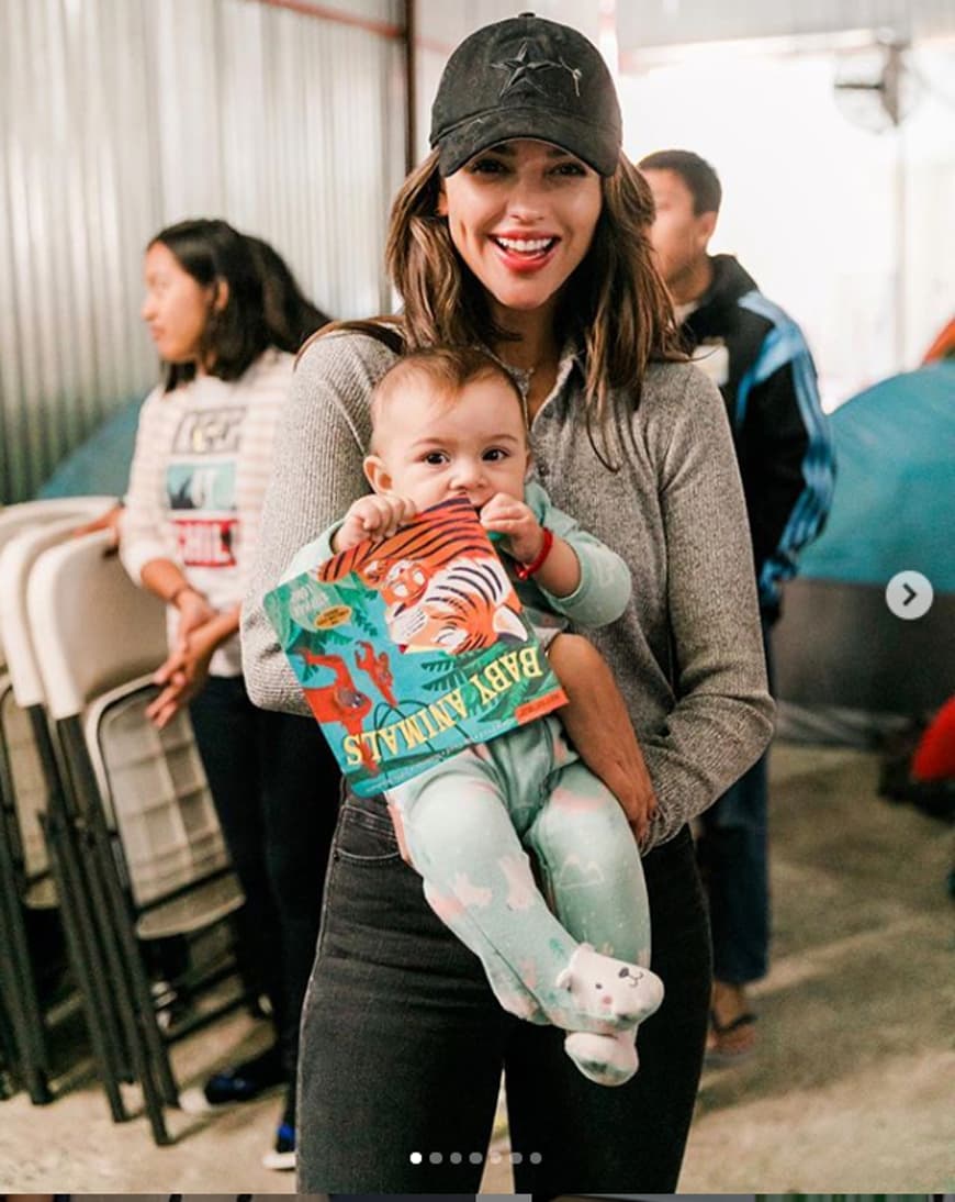 Eiza González durante su visita a un asilo de inmigrantes LGBTQ en Tijuana