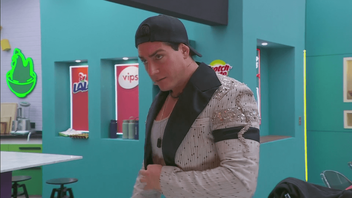 Agustín se prueba el saco que le dio Gala