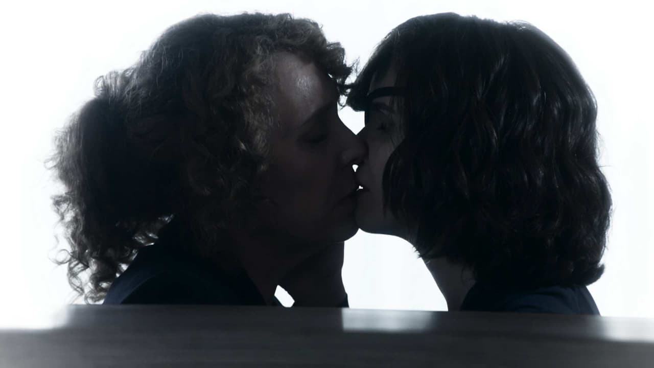 Catalina chantajea a Gélica con un apasionado beso