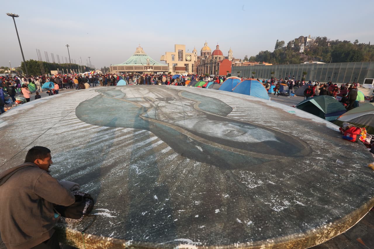 Además de la que se encuentra en México, la Virgen de Guadalupe cuenta con réplicas en la Catedral de San Patricio, en Nueva York; la Catedral de Notre-Dame, en París; la Basílica de San Pedro, en Roma; la Basílica de Santa María de la Esperanza, en España y la Catedral de Nuestra Señora de Los Ángeles, en California.