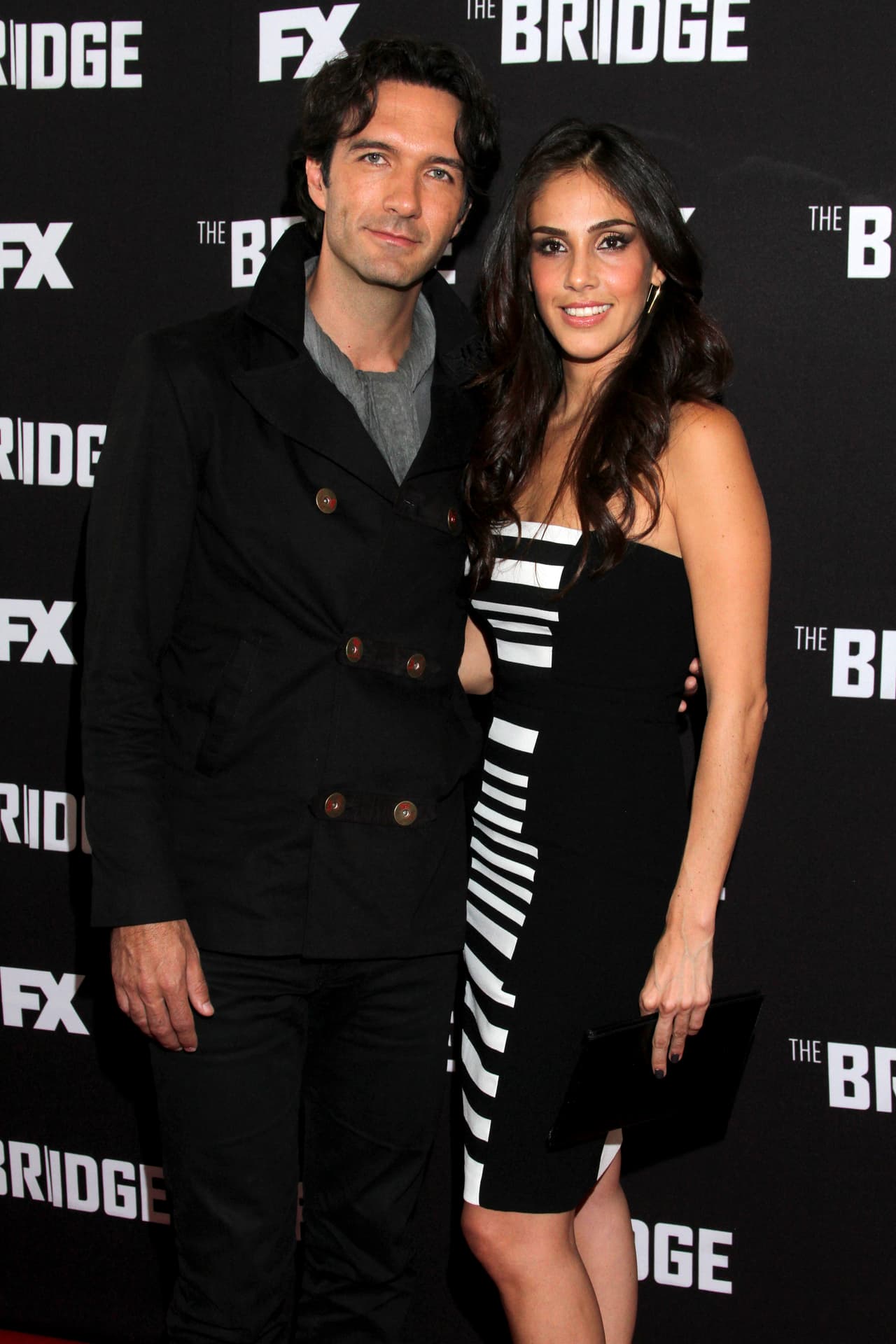 Mexico, D.F (05/07/2013).- El cantante Mexicano, Leonardo de Lozanne, con su novia la actriz Mexicana Sandra Echeverria , en la alfombra roja de la nueva serie "The Bridge". PHOTOAMC