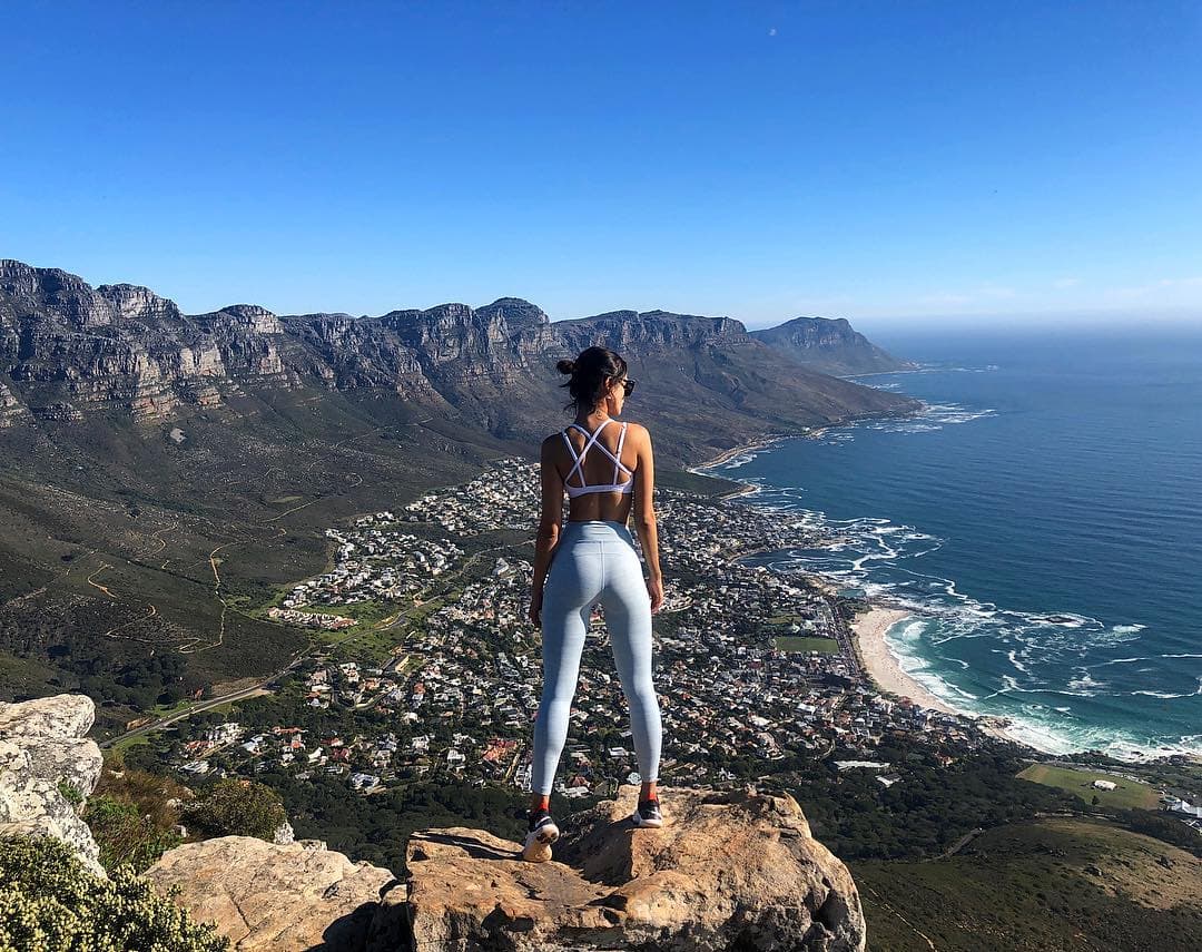 La actriz mexicana presumió a sus más de 4 millones de seguidores en Instagram sus marcadas curvas desde lo alto de una montaña en Sudáfrica.