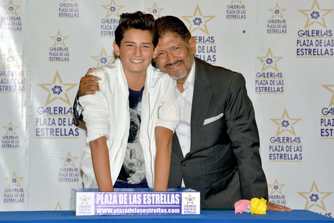 Emilio Osorio plasmó sus huellas en Plaza de las Estrellas en 2016 y estuvo acompañado por su padre Juan Osorio.