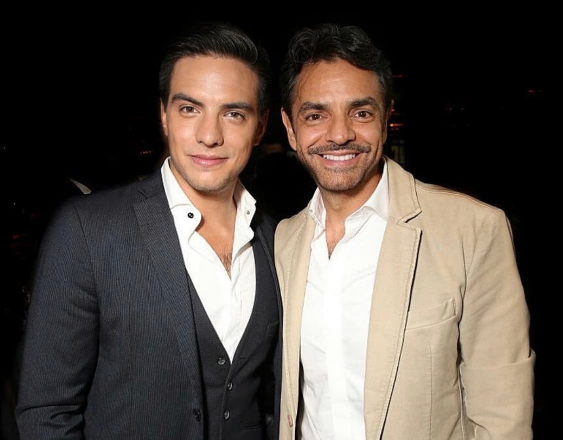 Eugenio Derbez es padre no solo de uno, sino de dos guapos jóvenes: Vadhir y José Eduardo. El primero se ha destacado en la música y la actuación, donde incluso ha trabajado junto a su padre en proyectos como 'La familia P. Luche' y 'Cómo ser un latin lover'.