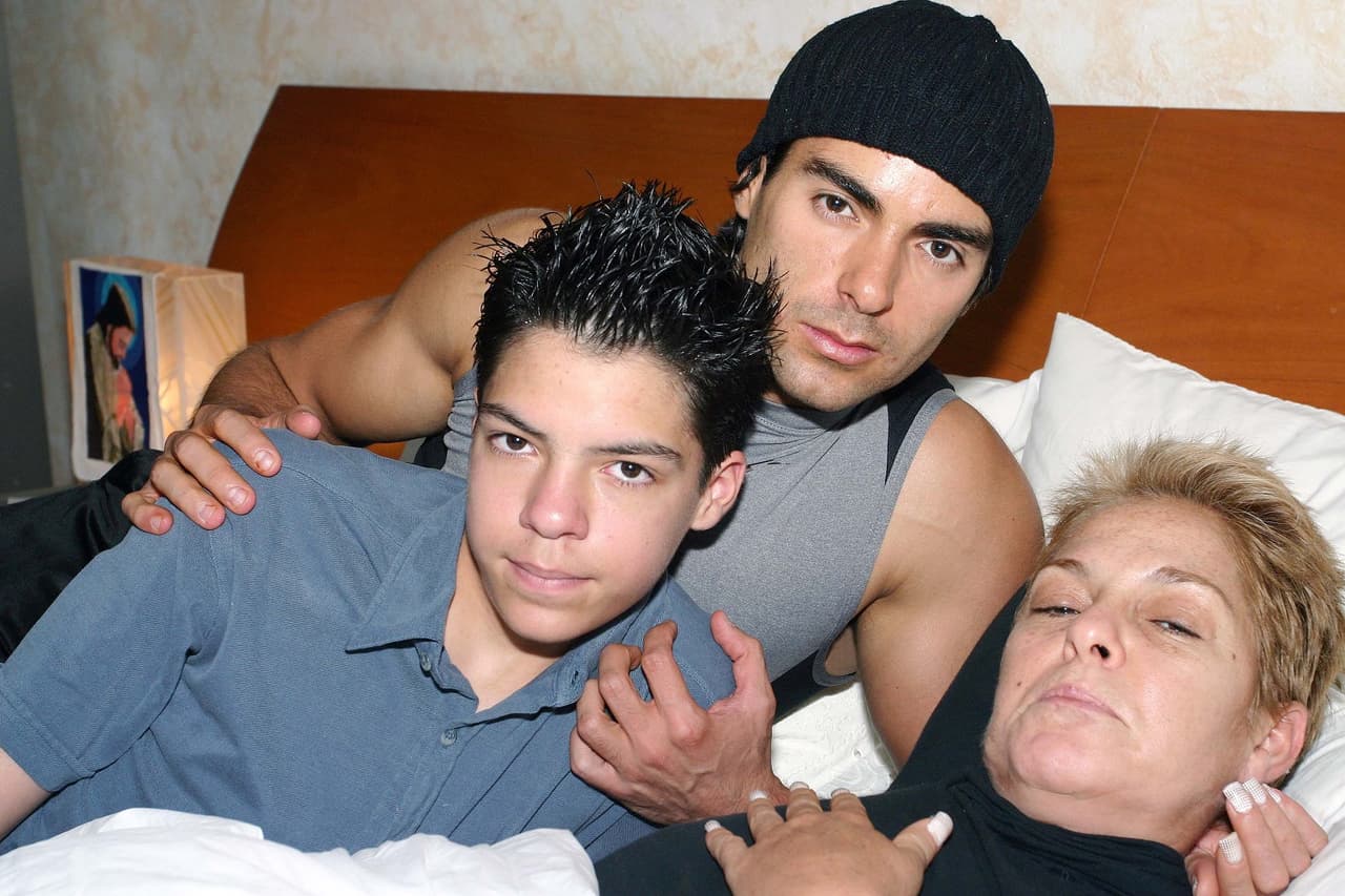 Lupita D’Alessio lavó los pies de su hijo Ernesto y se arrodilló ante Jorge para disculparse