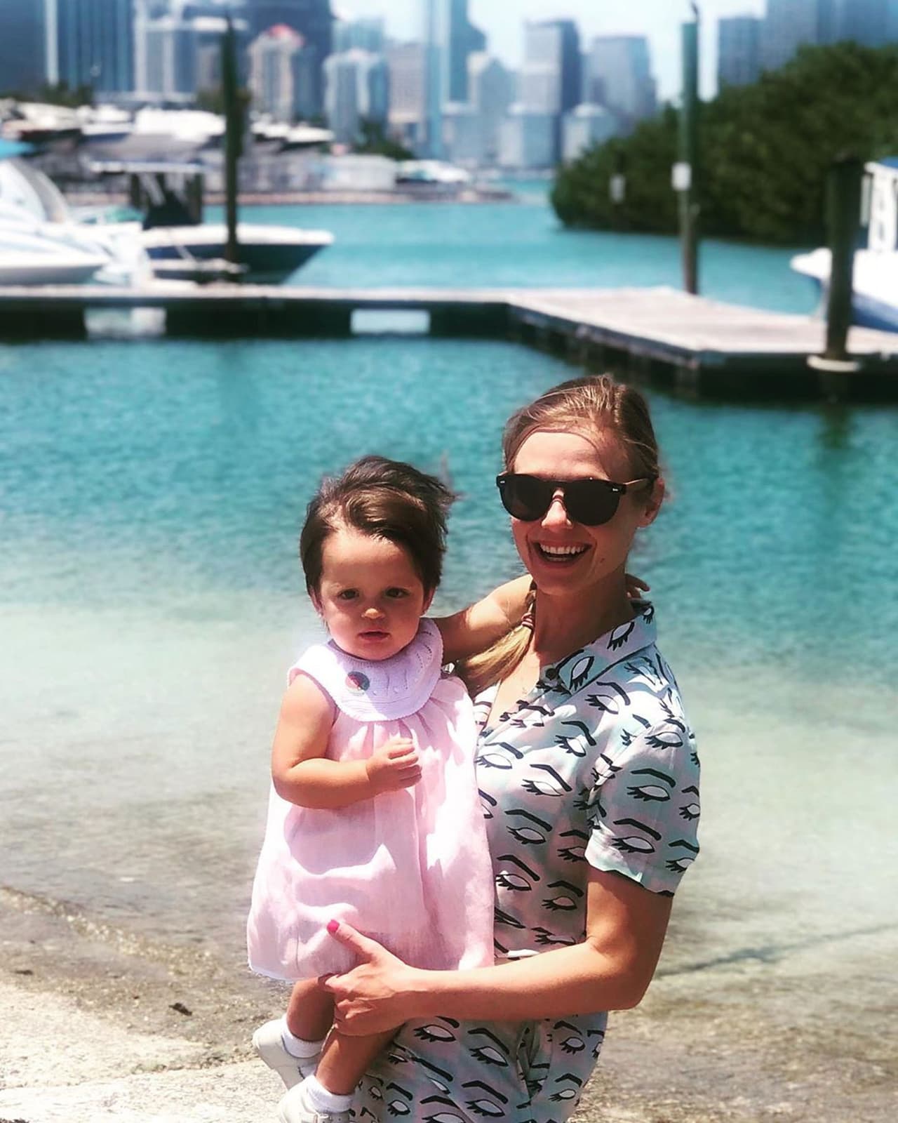 Ana Layevska le habla en ruso a su hija Masha