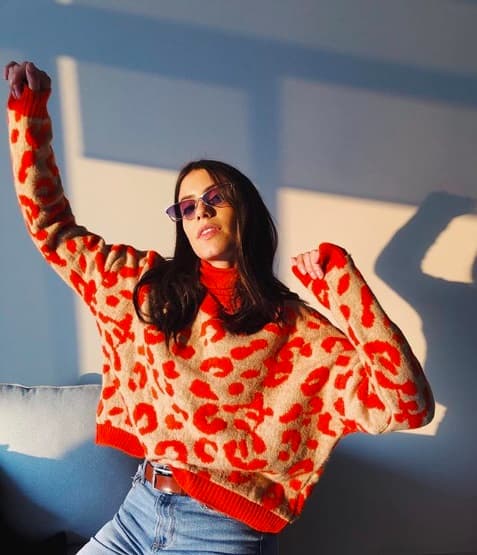 En esta imagen sorprendió por la forma tan original de lucir la tendencia animal print, en esta ocasión luce una pieza de Stradivarius.