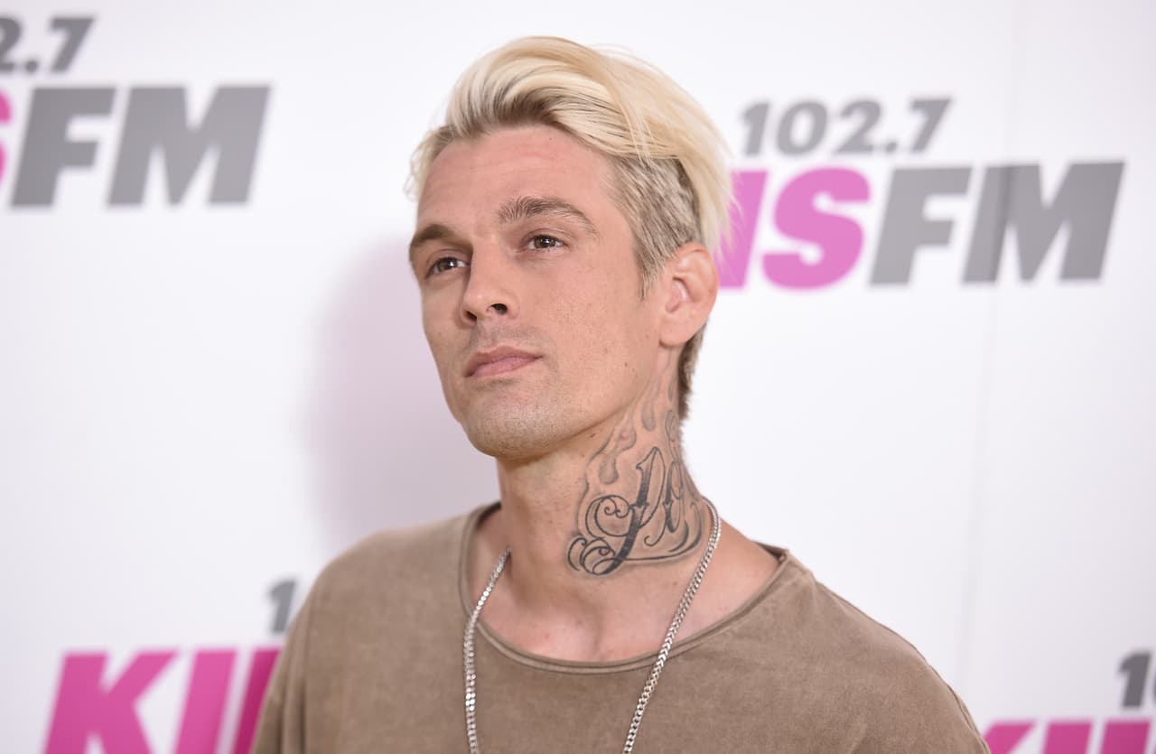 Tras recibir orden de alejamiento, Aaron Carter revela abuso de su hermana