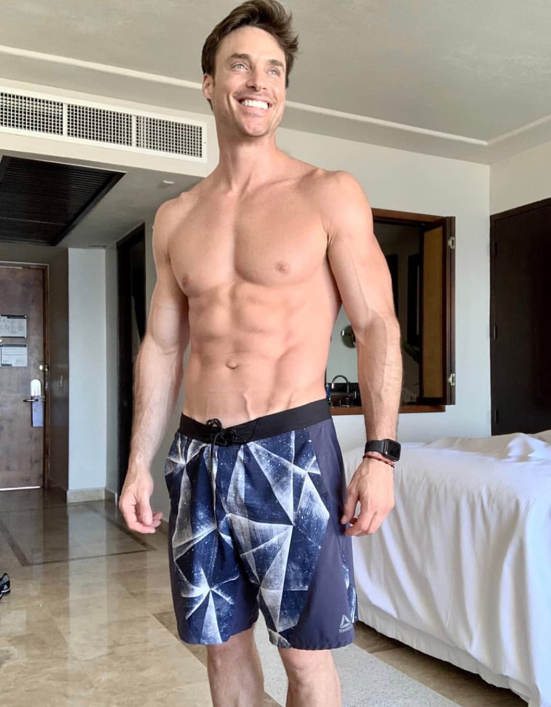 Al igual que Rulli, el actor mantiene una trabajada figura gracias a su disciplina en el ejercicio y a saludables hábitos alimenticios.