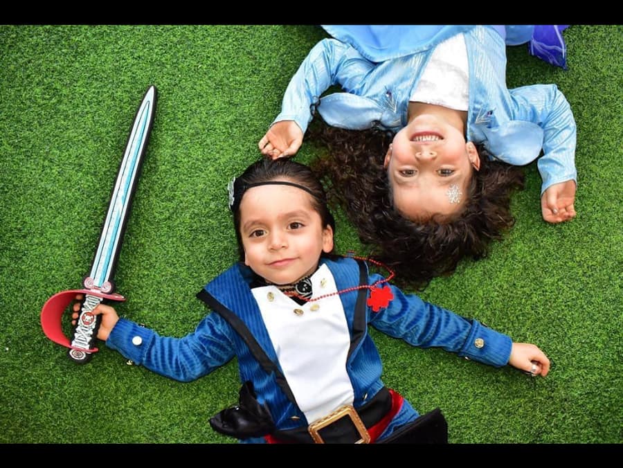 Los hijos de Jorge Salinas y Elizabeth Álvarez cumplieron 4 años en diciembre de 2019 y sus padres los consintieron con una gran fiesta. Mientras que Máxima tuvo su celebración inspirada en ‘Frozen’, usando el vestido de ‘Elsa’, León se convirtió en un pirata.