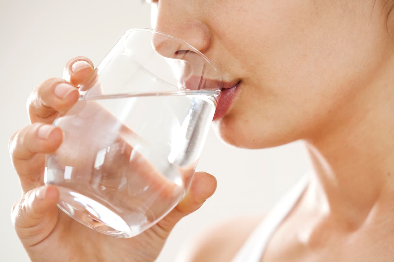 Agua fría o caliente, ¿cuál es mejor para bajar de peso?