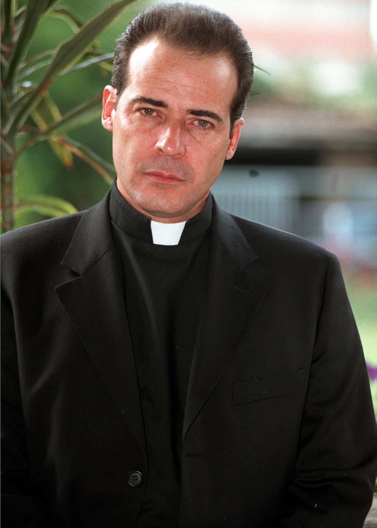 El privilegio de amar (1998).
<br>
<br>Esta telenovela mostró la historia del joven seminarista Juan de la Cruz (César Évora) llega de visita a casa de su madre Ana Joaquina (Marga López), donde trabaja la joven Luciana (Helena Rojo), quien se enamora de Juan de la Cruz. Una noche, llevados por su pasión, se entregan al amor. Ana Joaquina corre a Luciana en cuanto se entera. En este momento, la joven ya estaba esperando un hijo del seminarista.