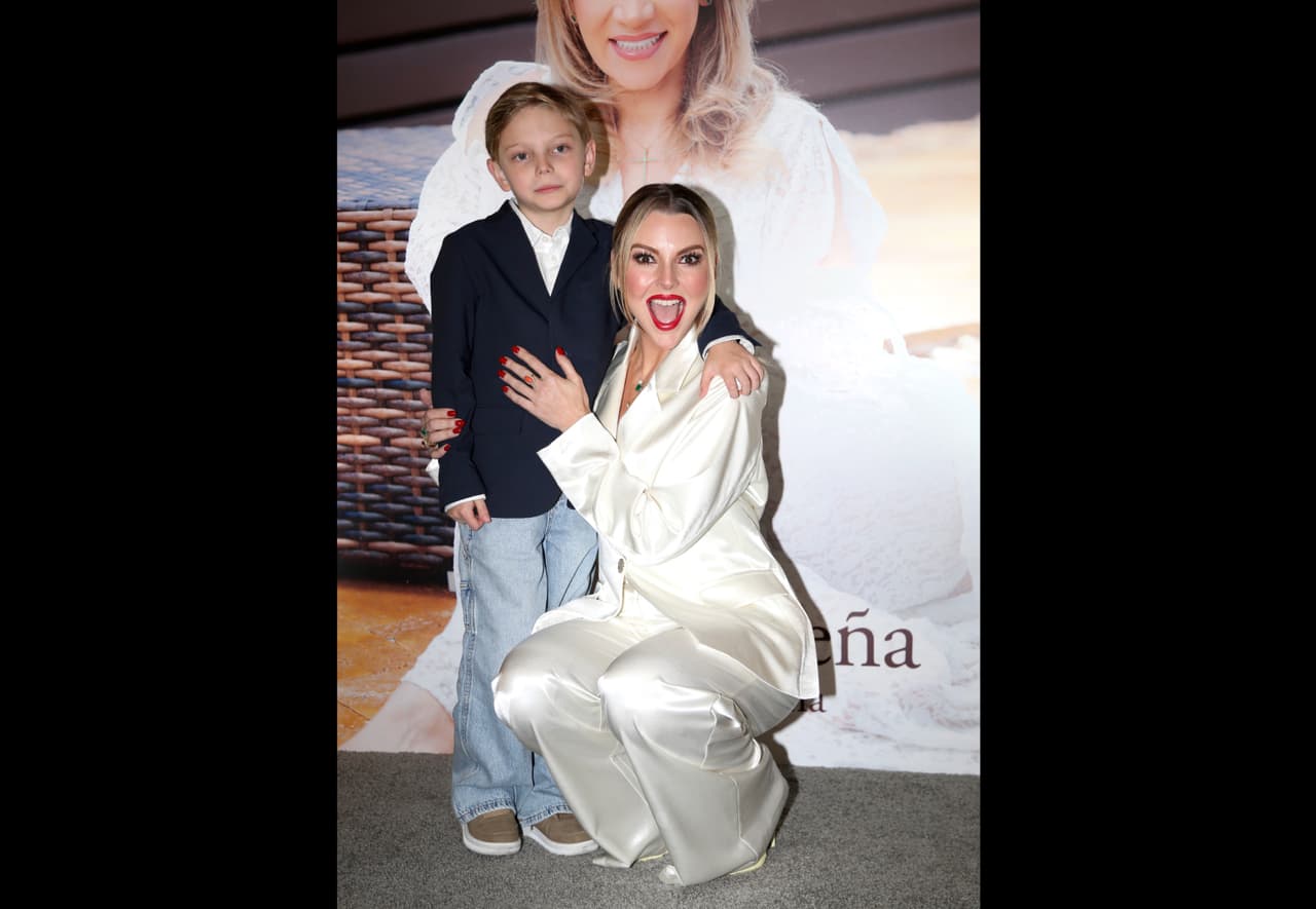 Marjorie de Sousa y su hijo Matías.