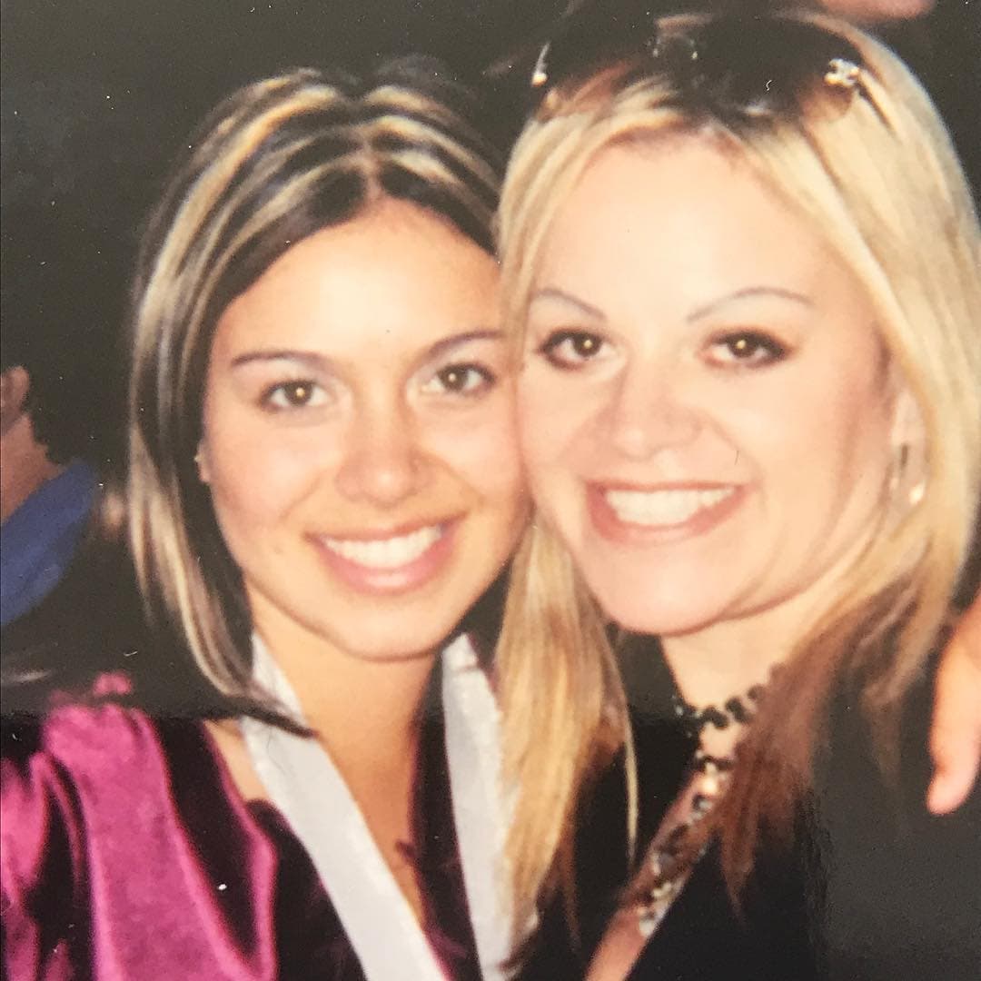 Otra foto que también se encuentra en el perfil de Chiquis es una en la que aparece madre e hija sonriendo ante la cámara bajo la leyenda: “Lo que daría por volver a este día. Duele extrañarte tanto”.
